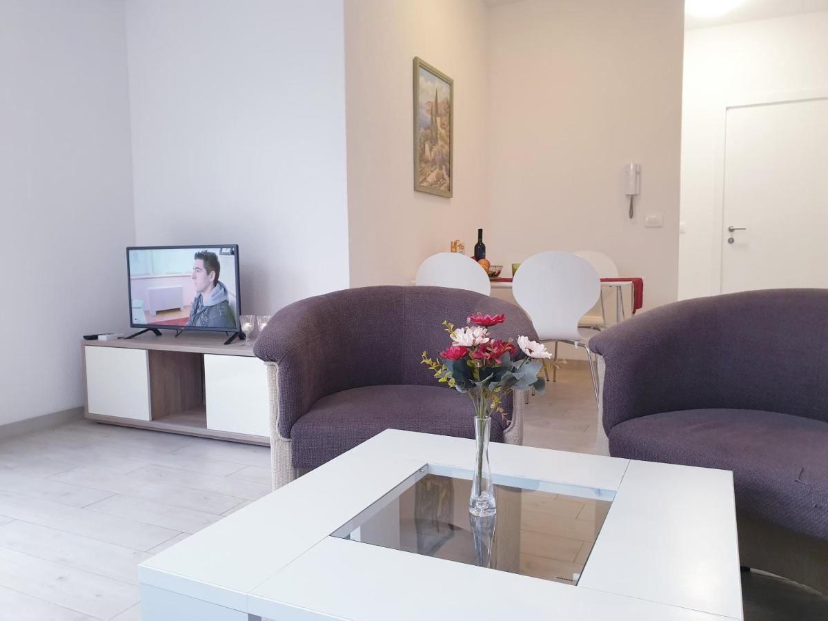 Ellie Apartment Promajna
